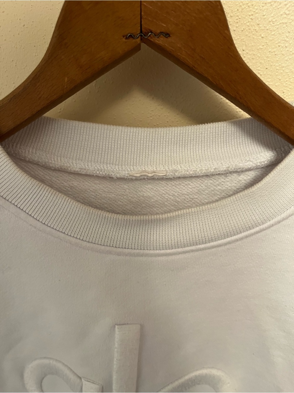 Alo Embossed Logo White Crewneck Sweatshirt Cropped - Picture 3 of 5